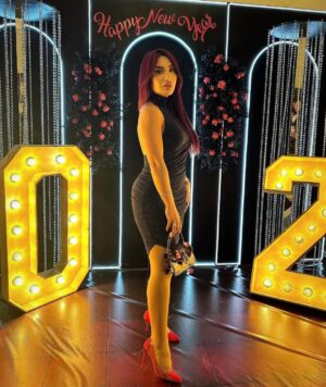 Esraa Al Aseel Instagram - Happy new year 
سنة سعيدة عليكم جميعاً يارب 💕 
Hair : @ohairbeautysalon 
Makeup : @makeupbyomz 
#اسراء_الاصيل #esra_alaseil #the_princess #2024 #new_year
