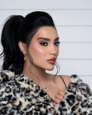 Esraa Al Aseel Instagram - كن لنفسك … كل شيء 🤍
Makeup : @makeupbyomz 
Photo : @omar.alasmaar 
Salon : @soisbelless 

#esra_alaseil #اسراء_الاصيل #the_princess