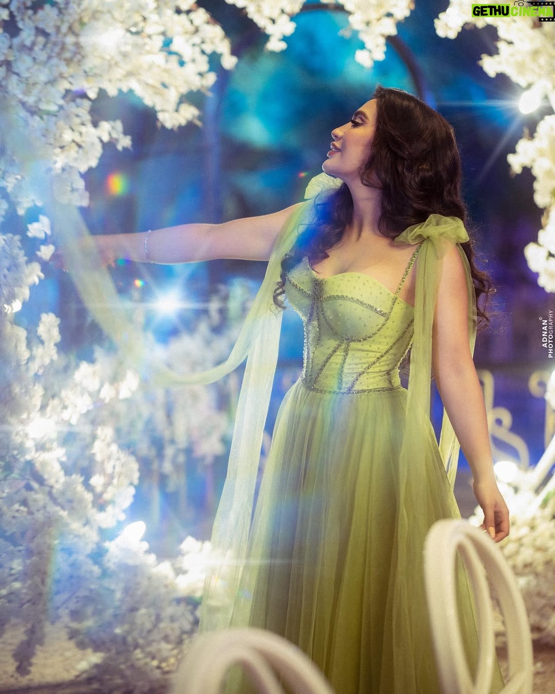 Esraa Al Aseel - 58.8K Likes - لا تبحث عن قيمتك في اعين الناس .. اذا ارتاح الضمير ارتفع المقام .. واذا عرفت نفسك جيداً فلا يضرك ماقيل فيك 🤍
Photographer : @adnanomar.officiall
#اسراء_الاصيل #esra_alaseil #the_princess #نقطة_ضعف