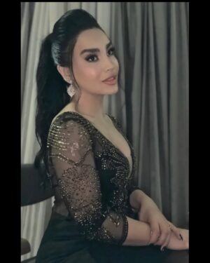 Esraa Al Aseel Instagram - فرحتي بالحفلة اليوم ما تنوصف من كمية الحب الي شفتها من البنات والنساء الي كانوا حاضرين ... كلش تونست وياكم غنينا سوا ورقصنا وطلعنا الطاقات 😂
نورتوني اليوم وكنت سعيدة جداً بوجودي وياكم بهيج لمة حلوة في بغداد ♥️
واشكر كل الي اهتموا باطلالتي اليوم في صالون @soisbelless 
#mask_party #esra_alaseil #اسراء_الاصيل #the_princess