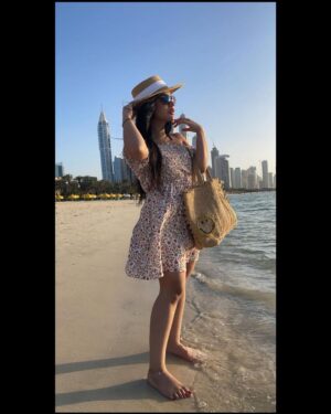 Esraa Al Aseel Instagram - #live_in_moment #dubai 🤍
#esra_alaseil #اسراء_الاصيل #the_princess #صدفة