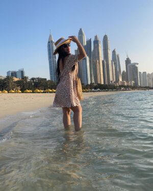 Esraa Al Aseel Instagram - #live_in_moment #dubai 🤍
#esra_alaseil #اسراء_الاصيل #the_princess #صدفة