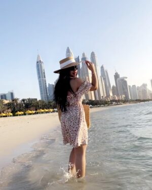 Esraa Al Aseel Instagram - #live_in_moment #dubai 🤍
#esra_alaseil #اسراء_الاصيل #the_princess #صدفة