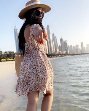Esraa Al Aseel Instagram - #live_in_moment #dubai 🤍
#esra_alaseil #اسراء_الاصيل #the_princess #صدفة