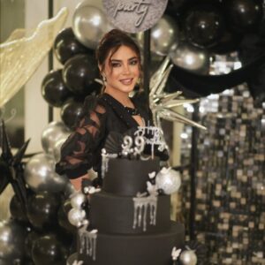 Esraa Al Aseel Instagram - ختمت سنة من عمري البارحة
ممتنة لكل شيء صادفته بيها بكل جوانبه 
وسنة جديدة بدت .. رح نتعلم اكثر ونكبر اكثر ونوعى اكثر
وتكبر ويانا احلامنا وطموحاتنا ونجاحاتنا 
متمنيه من الله ان يحفظني ويحفظ لي اهلي واحبابي 
و ان يرزقني و اياكم السلام النفسي والسعادة الابدية والتوفيق 

Happy Birthday Esraa 17-11-1995 
🤍🖤🎂

Photo by : @adnanomar.officiall 

#esra_alaseil #اسراء_الاصيل #the_princess 
#birthday