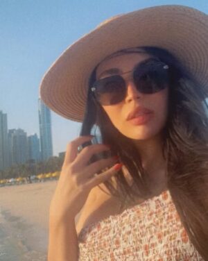 Esraa Al Aseel Instagram - #live_in_moment #dubai 🤍
#esra_alaseil #اسراء_الاصيل #the_princess #صدفة