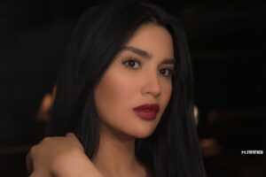 Esraa Al Aseel Instagram - كُن بسيطاً مُسالِماً .. الا بأحلامك
انتزعها من يد الحياة .. بكل قوتك !! ♥️
من كواليس #مسلسل_ايكو 
Photo by : @3arabi00 

#esra_alaseil #اسراء_الاصيل #the_princess