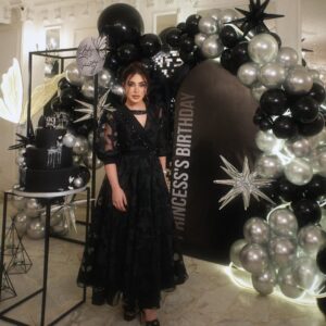 Esraa Al Aseel Instagram - ختمت سنة من عمري البارحة
ممتنة لكل شيء صادفته بيها بكل جوانبه 
وسنة جديدة بدت .. رح نتعلم اكثر ونكبر اكثر ونوعى اكثر
وتكبر ويانا احلامنا وطموحاتنا ونجاحاتنا 
متمنيه من الله ان يحفظني ويحفظ لي اهلي واحبابي 
و ان يرزقني و اياكم السلام النفسي والسعادة الابدية والتوفيق 

Happy Birthday Esraa 17-11-1995 
🤍🖤🎂

Photo by : @adnanomar.officiall 

#esra_alaseil #اسراء_الاصيل #the_princess 
#birthday