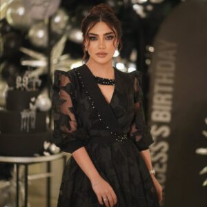 Esraa Al Aseel Instagram - ختمت سنة من عمري البارحة
ممتنة لكل شيء صادفته بيها بكل جوانبه 
وسنة جديدة بدت .. رح نتعلم اكثر ونكبر اكثر ونوعى اكثر
وتكبر ويانا احلامنا وطموحاتنا ونجاحاتنا 
متمنيه من الله ان يحفظني ويحفظ لي اهلي واحبابي 
و ان يرزقني و اياكم السلام النفسي والسعادة الابدية والتوفيق 

Happy Birthday Esraa 17-11-1995 
🤍🖤🎂

Photo by : @adnanomar.officiall 

#esra_alaseil #اسراء_الاصيل #the_princess 
#birthday