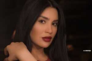 Esraa Al Aseel Instagram - كُن بسيطاً مُسالِماً .. الا بأحلامك
انتزعها من يد الحياة .. بكل قوتك !! ♥️
من كواليس #مسلسل_ايكو 
Photo by : @3arabi00 

#esra_alaseil #اسراء_الاصيل #the_princess
