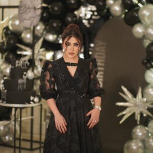 Esraa Al Aseel Instagram - ختمت سنة من عمري البارحة
ممتنة لكل شيء صادفته بيها بكل جوانبه 
وسنة جديدة بدت .. رح نتعلم اكثر ونكبر اكثر ونوعى اكثر
وتكبر ويانا احلامنا وطموحاتنا ونجاحاتنا 
متمنيه من الله ان يحفظني ويحفظ لي اهلي واحبابي 
و ان يرزقني و اياكم السلام النفسي والسعادة الابدية والتوفيق 

Happy Birthday Esraa 17-11-1995 
🤍🖤🎂

Photo by : @adnanomar.officiall 

#esra_alaseil #اسراء_الاصيل #the_princess 
#birthday