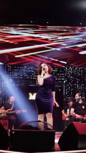 Esraa Al Aseel Instagram - من حفل يوم الخميس 💜
@mi9.hall - اربيل 

#اسراء_الاصيل #esra_alaseil #مجنونة #هذا_الغالي #هلا_بجوي #the_princess