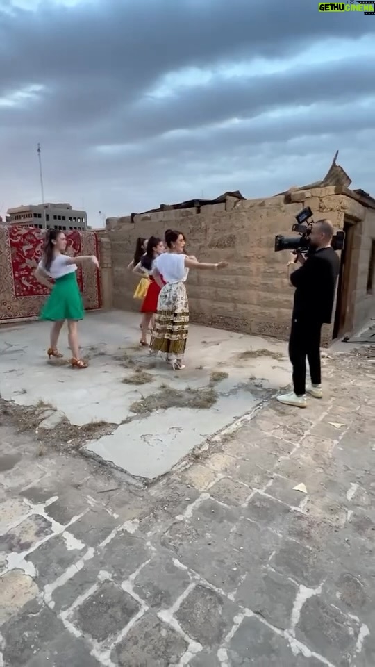 Esraa Al Aseel - 60.8K Likes - ما ابالغ ابداً اذا اگلكم اكثر عمل بحياتي الي حبيته وهوايه 🤍 .. عمل جداً يشبهني بكل تفاصيله .. وفرحت اثناء تحضيره صوت وصورة بكل المراحل
ومن الصدف الي خلتني سعيدة اكثر انه تم التصوير ببغداد باحلى اجواء واحلى تيم 💫
شكر وحب كبير لكل الي ساهموا في نجاح هذا العمل وعلى رأسهم المخرج مراد ترك وهيج وصلنا لعمل رقم ١٢ سوا ✌🏻
والموسيقي المبدع حسين سماح الي فعلياً رسملي العمل الي جان بخيالي وجنت حابه اقدمه 💫
شاعر العمل حسن رضا
والهندسة الصوتية 💫
وسالك گروب كالعادة كنتوا مبدعين والعمل وياكم دائماً يفوق توقعاتي 👏🏻
معتمد اياد الستايلست الي كان مبدع بافكاره ومتجدد وغريب وفعلاً حبيت الشغل وياك 👏🏻
مصمم الرقص اللبناني چوزيف سلوم وفرقته الي شرفونا من بيروت لبغداد لتصوير العمل ابدعتوا وضفتوا نكهة لطيفة للعمل 🫶🏻
رنوده الميك اب بكل ستايل كان مختلف وجميل وكالعادة ابدعتي 🤍
وكل هذا بالتعاون مع تين تايم - الرماس ميوزك
وان شاء الله الي جاي احلى واقوى ومبروك علينا المليون الاول على اليوتيوب
وتصدرنا للترند من اول يوم
احبكم هوايه وهذا جانب من كواليس تصوير اغنية #مجنونة - بغداد 🤍🤍🤍
@muradturkk @salikgroup @h.altuji @huseen_samah @m3tamad @makeup.rand @hs.ridha @aysaralqasim @josephsalloumofficial @tentimemusic @alremas.magazine1
#اسراء_الاصيل #esra_alaseil #مجنونة #the_princess