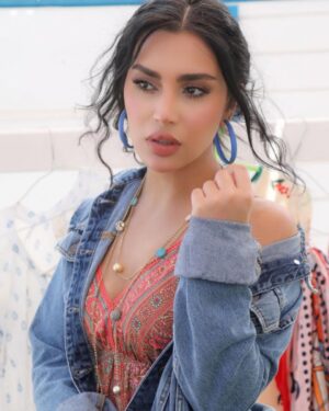 Esraa Al Aseel Instagram - انها لَعافية ان ينشغل المرء بنفسه بأفكاره ، بأحلامه ، ان يكون وقته ضيق .. لا يتسع للتفتيش عن الآخرين ! 🕊️🤍

#esra_alaseil #اسراء_الاصيل #the_princess  #اشهدلي_ياتاريخ
