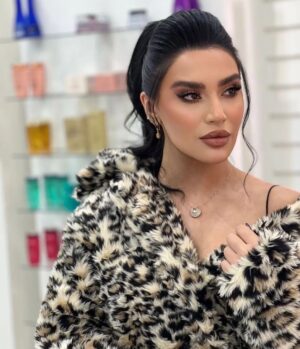 Esraa Al Aseel Instagram - كـانت عيـنـاهـا اعمـــق مـن ان انــظر إلـيهـا و امضـي 🤍
Makeup : @makeupbyomz 
@soisbelless 
#esra_alaseil #اسراء_الاصيل #the_princess