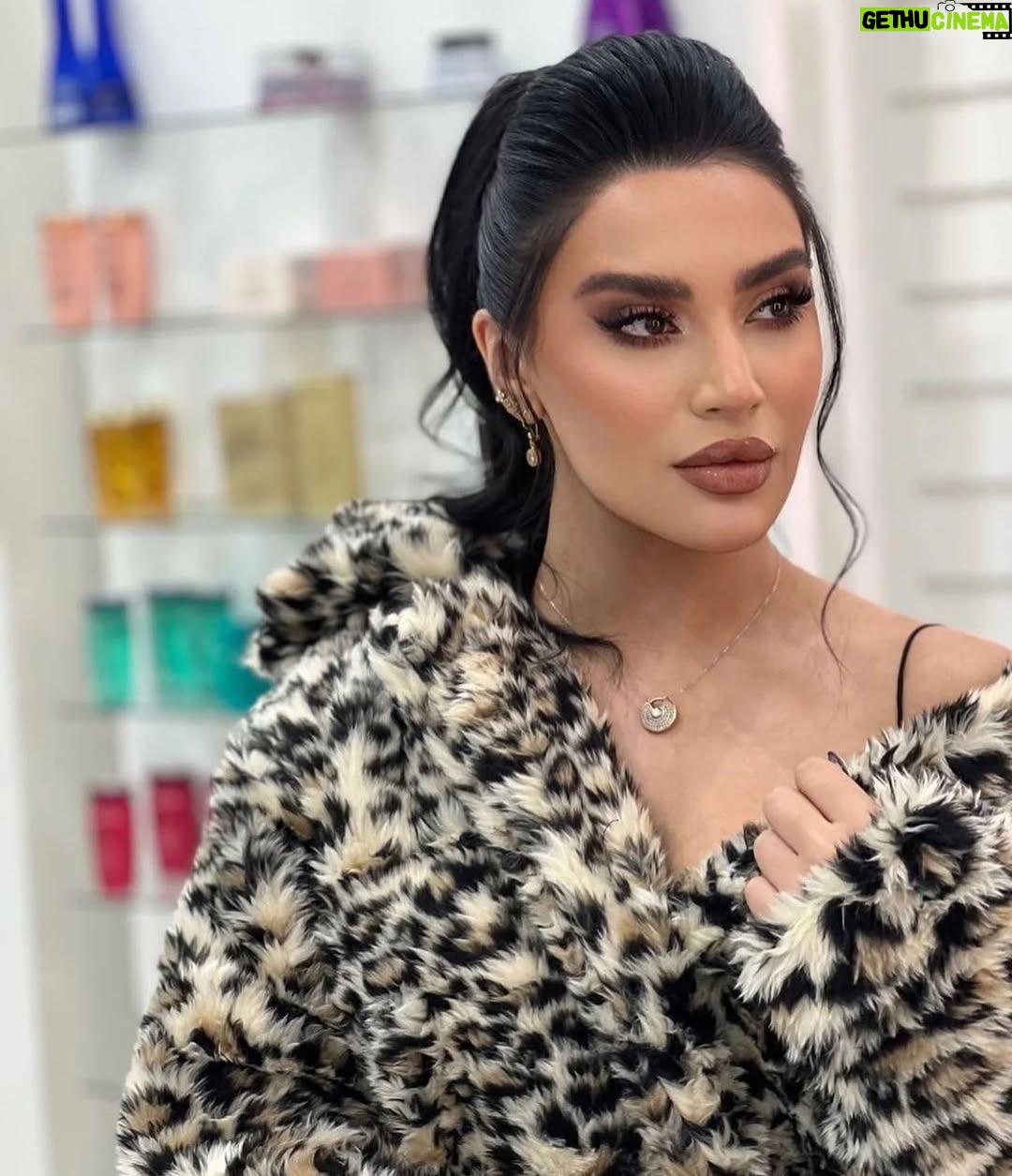 Esraa Al Aseel - 25.1K Likes - كـانت عيـنـاهـا اعمـــق مـن ان انــظر إلـيهـا و امضـي 🤍
Makeup : @makeupbyomz
@soisbelless
#esra_alaseil #اسراء_الاصيل #the_princess