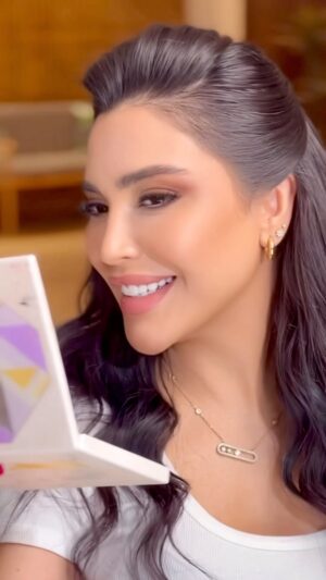 Esraa Al Aseel Instagram - و لا غلطة الميك اب و لا غلطة الصوت و لا غلطة الجمال ❤️..
.
.
مكياج @makeup.rand 
شعر @anas_arby 
@the_diva_salon 
.
.
.
#اسراء_الاصيل #ازمة_وتنتهي #ولا_غلطة #فانز_اسراء_الاصيل #كواليس_تصوير #مكياج #esra_alaseil #alremas #the_princess