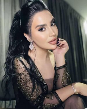 Esraa Al Aseel Instagram - فرحتي بالحفلة اليوم ما تنوصف من كمية الحب الي شفتها من البنات والنساء الي كانوا حاضرين ... كلش تونست وياكم غنينا سوا ورقصنا وطلعنا الطاقات 😂
نورتوني اليوم وكنت سعيدة جداً بوجودي وياكم بهيج لمة حلوة في بغداد ♥️
واشكر كل الي اهتموا باطلالتي اليوم في صالون @soisbelless 
#mask_party #esra_alaseil #اسراء_الاصيل #the_princess