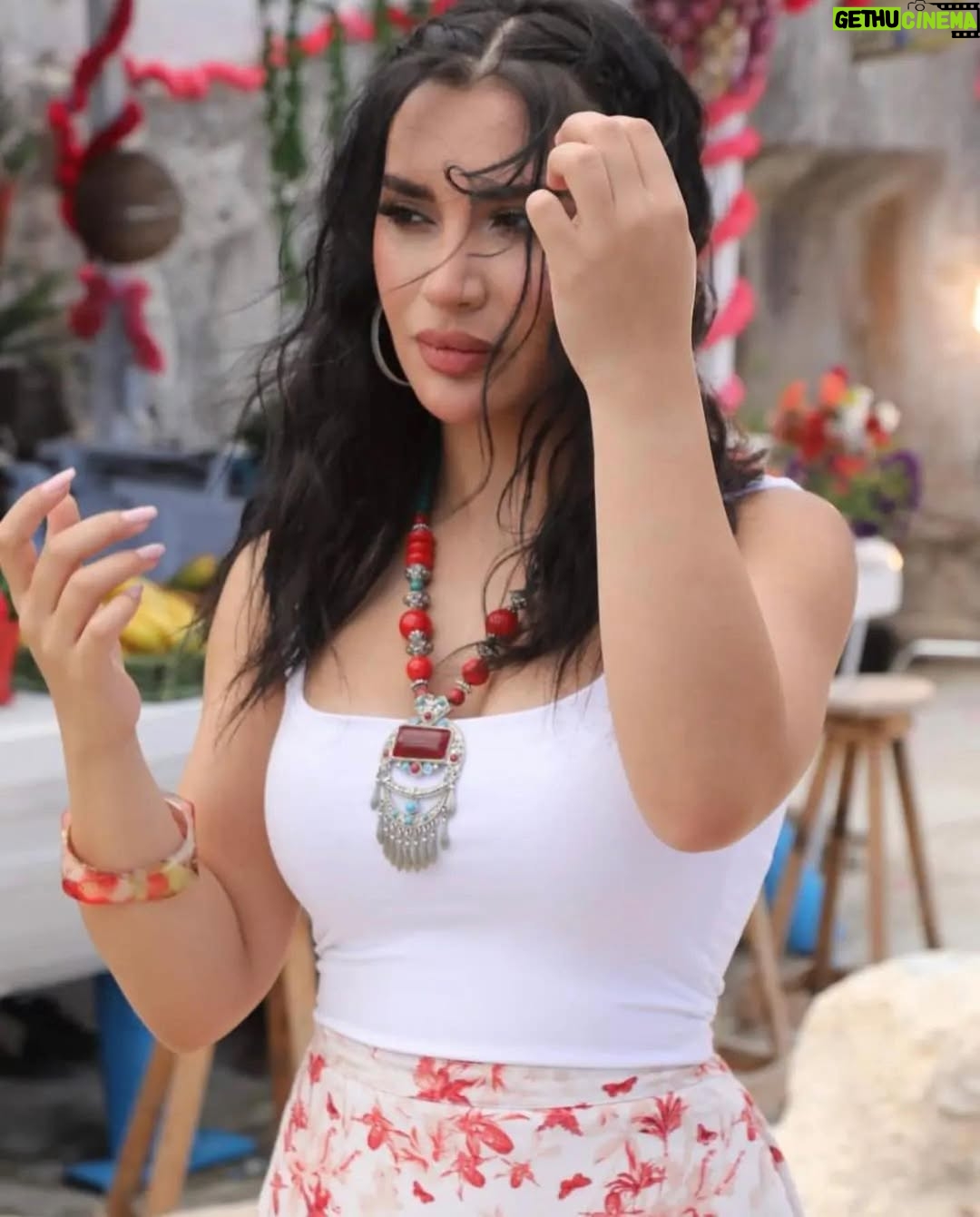 Esraa Al Aseel - 27.5K Likes - من كواليس تصوير الكليب الجديد في لبنان مع المخرج مراد ترك
#esra_alaseil #اسراء_الاصيل #the_princess