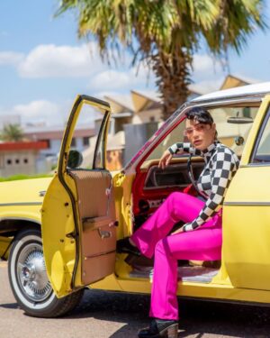 Esraa Al Aseel Instagram - اسراء في السبعينيات 😅 
من عمل #ايام_الحب 
Photograph: مصطفى جون @jon__ph 
Stylist : نور الربيعي  @noor.alrubaie._ 
Makeup & hair : وسام القهار @wmiker1 
Directed by : مراد ترك @muradturkk 
#اسراء_الاصيل #esra_alaseil #the_princess #alremas_princess