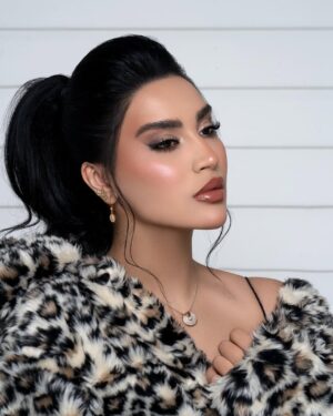Esraa Al Aseel Instagram - كن لنفسك … كل شيء 🤍
Makeup : @makeupbyomz 
Photo : @omar.alasmaar 
Salon : @soisbelless 

#esra_alaseil #اسراء_الاصيل #the_princess
