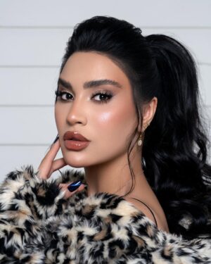 Esraa Al Aseel Instagram - كن لنفسك … كل شيء 🤍
Makeup : @makeupbyomz 
Photo : @omar.alasmaar 
Salon : @soisbelless 

#esra_alaseil #اسراء_الاصيل #the_princess