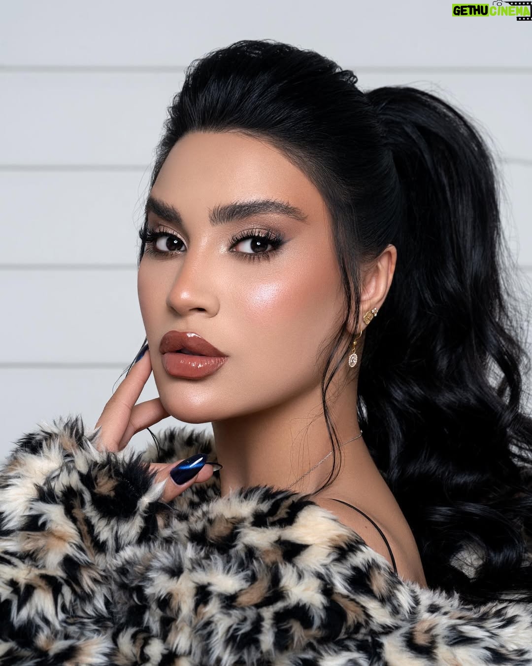 Esraa Al Aseel - 29.3K Likes - كن لنفسك … كل شيء 🤍
Makeup : @makeupbyomz
Photo : @omar.alasmaar
Salon : @soisbelless
#esra_alaseil #اسراء_الاصيل #the_princess