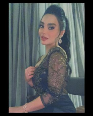 Esraa Al Aseel Instagram - فرحتي بالحفلة اليوم ما تنوصف من كمية الحب الي شفتها من البنات والنساء الي كانوا حاضرين ... كلش تونست وياكم غنينا سوا ورقصنا وطلعنا الطاقات 😂
نورتوني اليوم وكنت سعيدة جداً بوجودي وياكم بهيج لمة حلوة في بغداد ♥️
واشكر كل الي اهتموا باطلالتي اليوم في صالون @soisbelless 
#mask_party #esra_alaseil #اسراء_الاصيل #the_princess