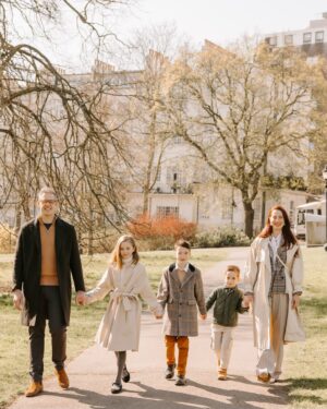 Eva Amurri Martino Instagram - The One Where I Turned 40 In London 🇬🇧❤️🥹 

One of my favorite things we did in London was create official memories with @flytographer. There is something so important and special about having every member of our family in the photo, and I know I will treasure these images for decades to come. 😭 I can’t believe how big my kids are looking now. 

I actually have used Flytographer many times in the past, and I’ve been obsessed with how easy it is to find a really high-quality photographer in nearly any destination. I’ve always been so impressed with the images! I booked with them when we were in Rome a couple of years ago, and I even used them for my bachelorette party images in New Orleans 🥳

If you want to try @flytographer for an upcoming trip, I have a special code for you! Use HAPPILYEVA50 for $50 off your first booking or gift card. Valid through the end of the year! (Pssst, this makes a great Mother’s Day gift, fellas!)

#londonfamilyphotographer #familyphotos #flytographer #gifted 

📷: @flytographer