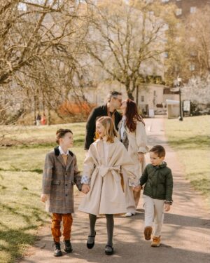 Eva Amurri Martino Instagram - The One Where I Turned 40 In London 🇬🇧❤️🥹 

One of my favorite things we did in London was create official memories with @flytographer. There is something so important and special about having every member of our family in the photo, and I know I will treasure these images for decades to come. 😭 I can’t believe how big my kids are looking now. 

I actually have used Flytographer many times in the past, and I’ve been obsessed with how easy it is to find a really high-quality photographer in nearly any destination. I’ve always been so impressed with the images! I booked with them when we were in Rome a couple of years ago, and I even used them for my bachelorette party images in New Orleans 🥳

If you want to try @flytographer for an upcoming trip, I have a special code for you! Use HAPPILYEVA50 for $50 off your first booking or gift card. Valid through the end of the year! (Pssst, this makes a great Mother’s Day gift, fellas!)

#londonfamilyphotographer #familyphotos #flytographer #gifted 

📷: @flytographer