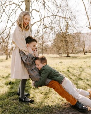Eva Amurri Martino Instagram - The One Where I Turned 40 In London 🇬🇧❤️🥹 

One of my favorite things we did in London was create official memories with @flytographer. There is something so important and special about having every member of our family in the photo, and I know I will treasure these images for decades to come. 😭 I can’t believe how big my kids are looking now. 

I actually have used Flytographer many times in the past, and I’ve been obsessed with how easy it is to find a really high-quality photographer in nearly any destination. I’ve always been so impressed with the images! I booked with them when we were in Rome a couple of years ago, and I even used them for my bachelorette party images in New Orleans 🥳

If you want to try @flytographer for an upcoming trip, I have a special code for you! Use HAPPILYEVA50 for $50 off your first booking or gift card. Valid through the end of the year! (Pssst, this makes a great Mother’s Day gift, fellas!)

#londonfamilyphotographer #familyphotos #flytographer #gifted 

📷: @flytographer