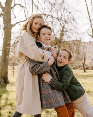 Eva Amurri Martino Instagram - The One Where I Turned 40 In London 🇬🇧❤️🥹 

One of my favorite things we did in London was create official memories with @flytographer. There is something so important and special about having every member of our family in the photo, and I know I will treasure these images for decades to come. 😭 I can’t believe how big my kids are looking now. 

I actually have used Flytographer many times in the past, and I’ve been obsessed with how easy it is to find a really high-quality photographer in nearly any destination. I’ve always been so impressed with the images! I booked with them when we were in Rome a couple of years ago, and I even used them for my bachelorette party images in New Orleans 🥳

If you want to try @flytographer for an upcoming trip, I have a special code for you! Use HAPPILYEVA50 for $50 off your first booking or gift card. Valid through the end of the year! (Pssst, this makes a great Mother’s Day gift, fellas!)

#londonfamilyphotographer #familyphotos #flytographer #gifted 

📷: @flytographer