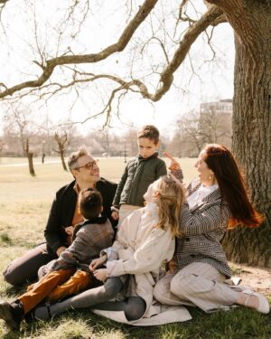 Eva Amurri Martino Instagram - The One Where I Turned 40 In London 🇬🇧❤️🥹 

One of my favorite things we did in London was create official memories with @flytographer. There is something so important and special about having every member of our family in the photo, and I know I will treasure these images for decades to come. 😭 I can’t believe how big my kids are looking now. 

I actually have used Flytographer many times in the past, and I’ve been obsessed with how easy it is to find a really high-quality photographer in nearly any destination. I’ve always been so impressed with the images! I booked with them when we were in Rome a couple of years ago, and I even used them for my bachelorette party images in New Orleans 🥳

If you want to try @flytographer for an upcoming trip, I have a special code for you! Use HAPPILYEVA50 for $50 off your first booking or gift card. Valid through the end of the year! (Pssst, this makes a great Mother’s Day gift, fellas!)

#londonfamilyphotographer #familyphotos #flytographer #gifted 

📷: @flytographer