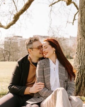 Eva Amurri Martino Instagram - The One Where I Turned 40 In London 🇬🇧❤️🥹 

One of my favorite things we did in London was create official memories with @flytographer. There is something so important and special about having every member of our family in the photo, and I know I will treasure these images for decades to come. 😭 I can’t believe how big my kids are looking now. 

I actually have used Flytographer many times in the past, and I’ve been obsessed with how easy it is to find a really high-quality photographer in nearly any destination. I’ve always been so impressed with the images! I booked with them when we were in Rome a couple of years ago, and I even used them for my bachelorette party images in New Orleans 🥳

If you want to try @flytographer for an upcoming trip, I have a special code for you! Use HAPPILYEVA50 for $50 off your first booking or gift card. Valid through the end of the year! (Pssst, this makes a great Mother’s Day gift, fellas!)

#londonfamilyphotographer #familyphotos #flytographer #gifted 

📷: @flytographer