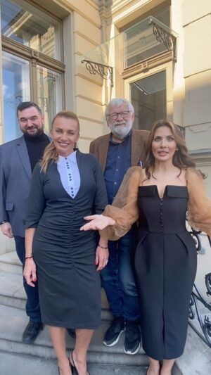 Eva Decastelo Instagram - Vyhlašujeme soutěž 🤩 ULOV BILLBOARD 🤩
Vyvěsili jsme po ČR několik billboardů s našimi tvářemi!

Úkol zní 👉 tyto billboardy vyfotit/ natočit nahrát do stories s #vyladítemybavíme a označit @barrandovtv 📸

Poslední podmínka je sledovat @barrandovtv 👀

A odměna?
🎁 účast na natáčení, některého z našich pořadů
🎁 a spoustu dalších cen

✨ Vyhrává prvních 100 nejrychlejších!✨