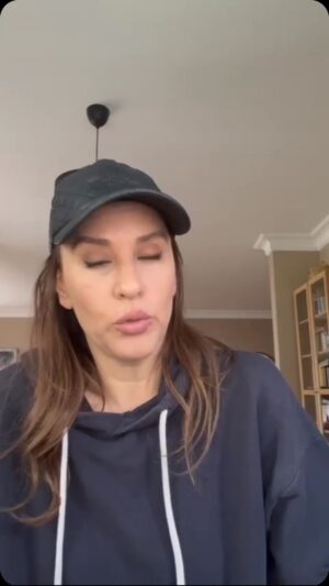Evrim Alasya Instagram - Çamurla beslenenlere…