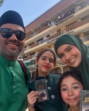 Faezah Elai Instagram - Raya ke 2..Beraya di Flat Nusantara dan Taman Pauh dirumah beradik beradik kami.SELAMAT HARI RAYA AIDIL FITRI maaf zahir batin buat semua beradik beradik kami dan semua rakyat Msia yang berugama islam. #eidmubarak #selamathariraya #maafzahirbatin #setahunsekali