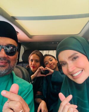 Faezah Elai Instagram - Raya ke 2..Beraya di Flat Nusantara dan Taman Pauh dirumah beradik beradik kami.SELAMAT HARI RAYA AIDIL FITRI maaf zahir batin buat semua beradik beradik kami dan semua rakyat Msia yang berugama islam. #eidmubarak #selamathariraya #maafzahirbatin #setahunsekali