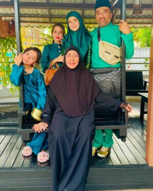 Faezah Elai Instagram - Raya ke 2..Beraya di Flat Nusantara dan Taman Pauh dirumah beradik beradik kami.SELAMAT HARI RAYA AIDIL FITRI maaf zahir batin buat semua beradik beradik kami dan semua rakyat Msia yang berugama islam. #eidmubarak #selamathariraya #maafzahirbatin #setahunsekali