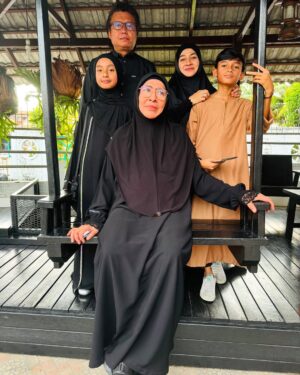 Faezah Elai Instagram - Raya ke 2..Beraya di Flat Nusantara dan Taman Pauh dirumah beradik beradik kami.SELAMAT HARI RAYA AIDIL FITRI maaf zahir batin buat semua beradik beradik kami dan semua rakyat Msia yang berugama islam. #eidmubarak #selamathariraya #maafzahirbatin #setahunsekali
