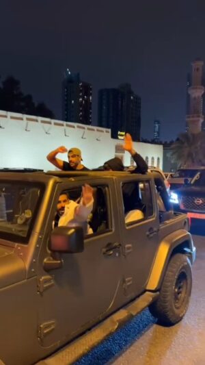 Fajer Alsaeed Instagram - رايه وعلم #مهدي_الكرخي في كل مكان يروح ينشر الفرح والسعاده ليكون ايقونه السعاده لبطولة خليجي 26 واتمنى من الجميع مكافأته لانه رجل جاء ليسعد الجميع #فجر_السعيد