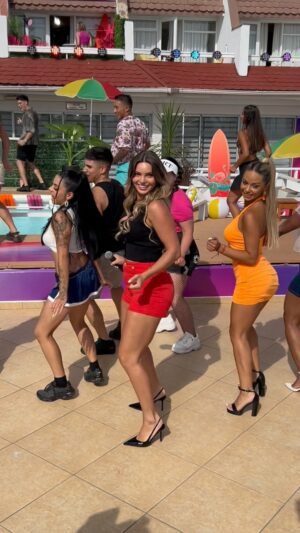 Faloon Larraguibel Instagram - Así nos prendimos con la llegada de nuestra querida @_faloon_ 🤩🫰🥳

#ElFenómeno13 😎 La fiesta del verano 🏖️ ¡De lunes a viernes por todas las plataformas de #Canal13 📱🖥️💻