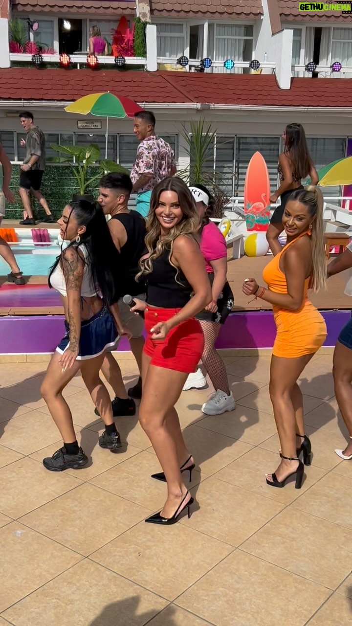 Faloon Larraguibel - 23.5K Likes - Así nos prendimos con la llegada de nuestra querida @_faloon_ 🤩🫰🥳
#ElFenómeno13 😎 La fiesta del verano 🏖️ ¡De lunes a viernes por todas las plataformas de #Canal13 📱🖥️💻