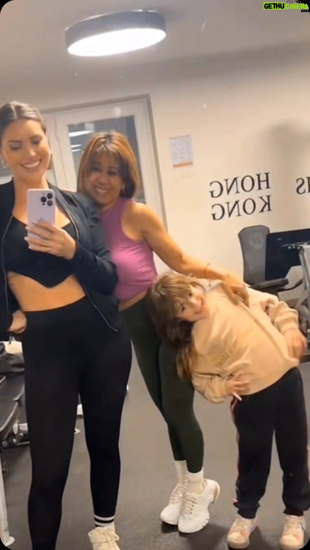 Faloon Larraguibel - 20.3K Likes - Sábado completito!
Mujer-Mamá-Niños
Lindo finde
#entrenamiento #sábado #Mujer #YOU