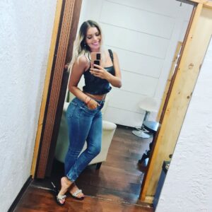 Faloon Larraguibel Instagram - Y se nos fue el verano 😫🌅🏖️
Amo el verano, el sol y el calor.
Pero ya extraño los días de lluvia los días más nublados.☁️🌧️🌦️
Habrá que empezar a guardar la chala y sacar la bota 👡👢
Es raro Otoño porque no es ni tan frío ni tan caluroso y uno dice que miercale me pongo. 🤔🍂🍁 
Así voy a estar todos los días.

#otoño #chalabota