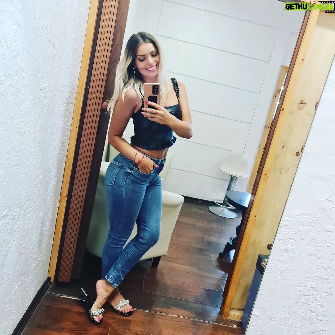 Faloon Larraguibel - 19.1K Likes - Y se nos fue el verano 😫🌅🏖️
Amo el verano, el sol y el calor.
Pero ya extraño los días de lluvia los días más nublados.☁️🌧️🌦️
Habrá que empezar a guardar la chala y sacar la bota 👡👢
Es raro Otoño porque no es ni tan frío ni tan caluroso y uno dice que miercale me pongo. 🤔🍂🍁
Así voy a estar todos los días.
#otoño #chalabota