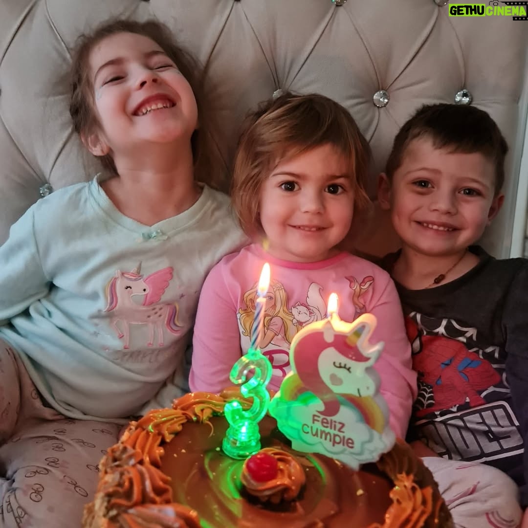 Faloon Larraguibel - 24K Likes - Feliz cumpleaños a mi pequeñita hermosa! 🎂
Llegaste a nuestra vida cuando menos lo esperaba y a pesar de todo lo que pasaba en ese momento te agarraste a mi tan fuerte.
Y ahora eres esta hermosa pequeña.👧🏼
La niña mas simpática, amorosa, cariñosa, delicada, alegre y que adora a sus hermanos.
Te amamos AUGUSTA! ❤
Feliz cumpleaños hija
#FelizcumpleAugusta