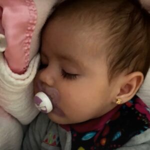 Faloon Larraguibel Instagram - Feliz cumpleaños a mi pequeñita hermosa! 🎂
Llegaste a nuestra vida cuando menos lo esperaba y a pesar de todo lo que pasaba en ese momento te agarraste a mi tan fuerte. 
Y ahora eres esta hermosa pequeña.👧🏼
La niña mas simpática, amorosa, cariñosa, delicada, alegre y que adora a  sus hermanos. 
Te amamos AUGUSTA! ❤
Feliz cumpleaños hija 
#FelizcumpleAugusta