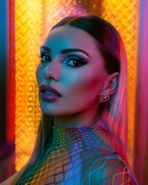 Faloon Larraguibel Instagram - De mis fotos favoritas del 2024, con esta cierro el año. Un retrato de mi querida @_faloon_ 💗 Makeup: @sanvave 💄styling: @leilaloayza 👗