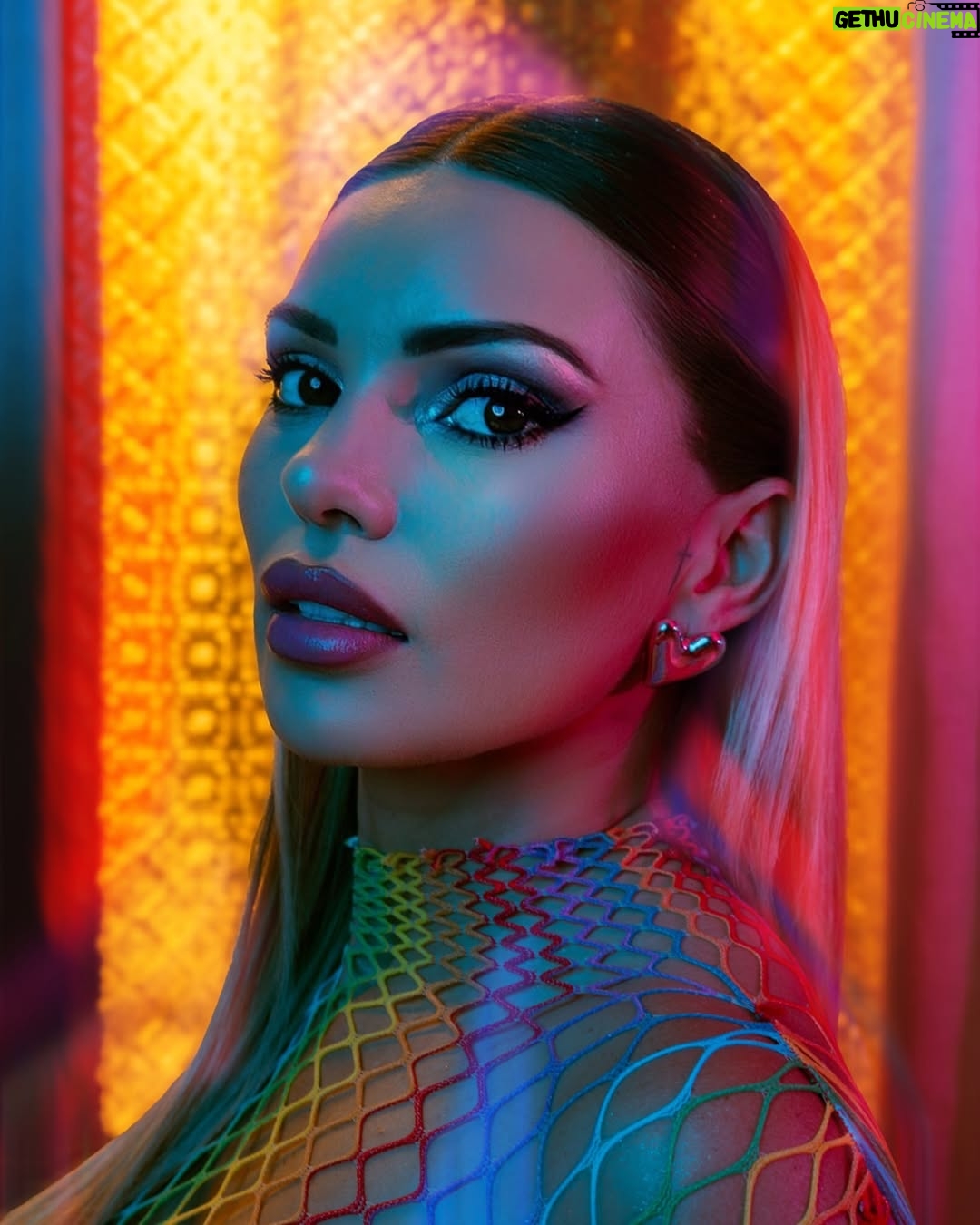 Faloon Larraguibel - 28K Likes - De mis fotos favoritas del 2024, con esta cierro el año. Un retrato de mi querida @_faloon_ 💗 Makeup: @sanvave 💄styling: @leilaloayza 👗